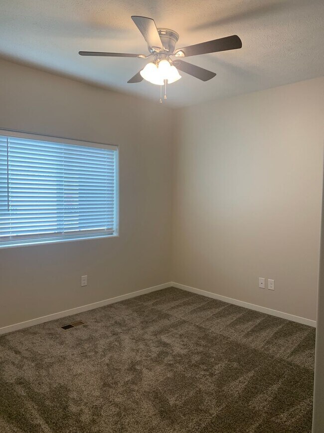 Building Photo - Beautiful 3 bedroom/3 bath daylight ranch townhome in SE Lincoln