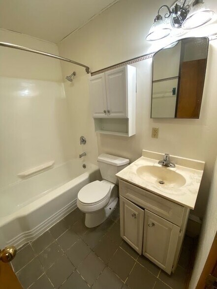 Building Photo - 1030 E Johnson St