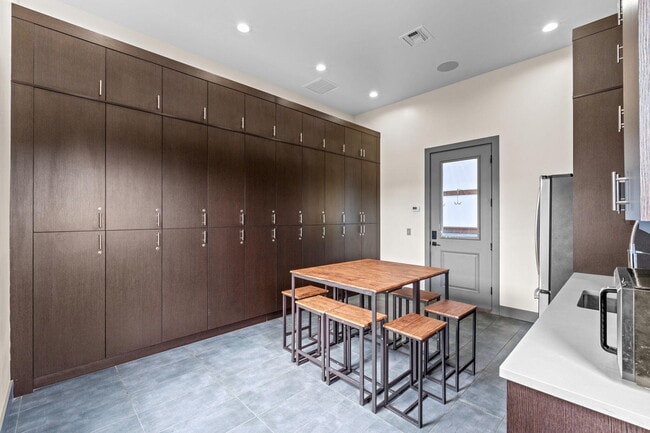 Building Photo - 13155 Southfields Rd