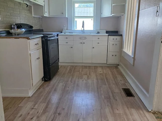 Building Photo - 415 N Eclipse St