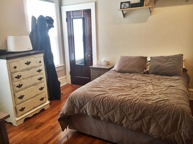 Building Photo - 1704 Oak St