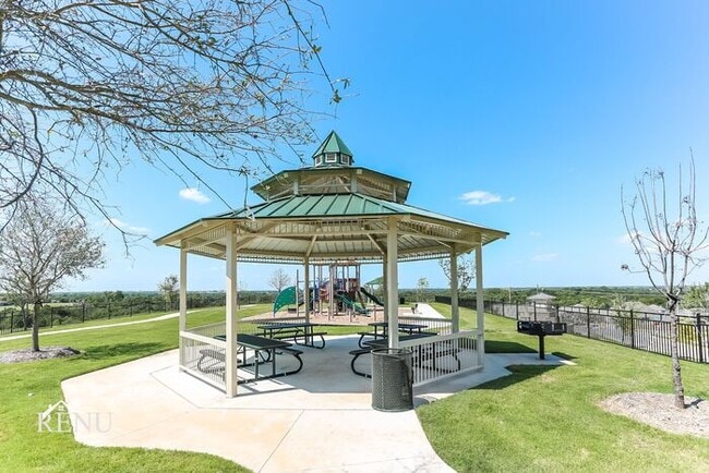 Building Photo - 332 Ridgeland Oak Dr