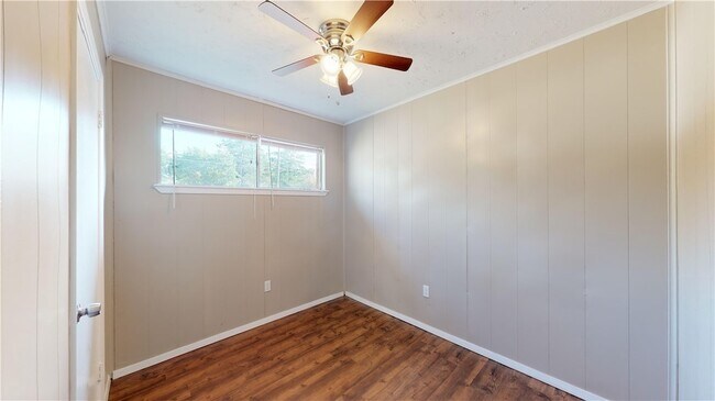 Building Photo - 204 Lynn Dr