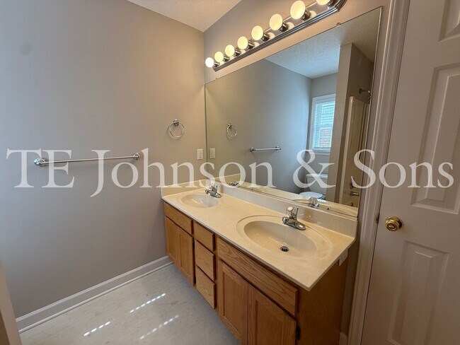 Building Photo - Spacious 3 Bedroom Home with Primary Suite on Main Level in Camden Forest