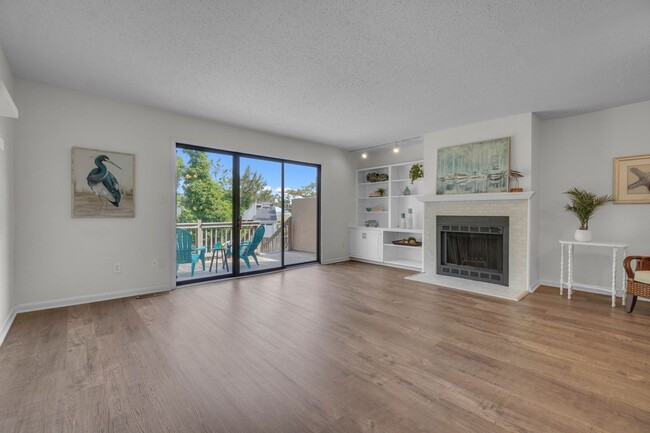 Building Photo - Ready NOW! 1 Block from the Bay! Pet Frien...