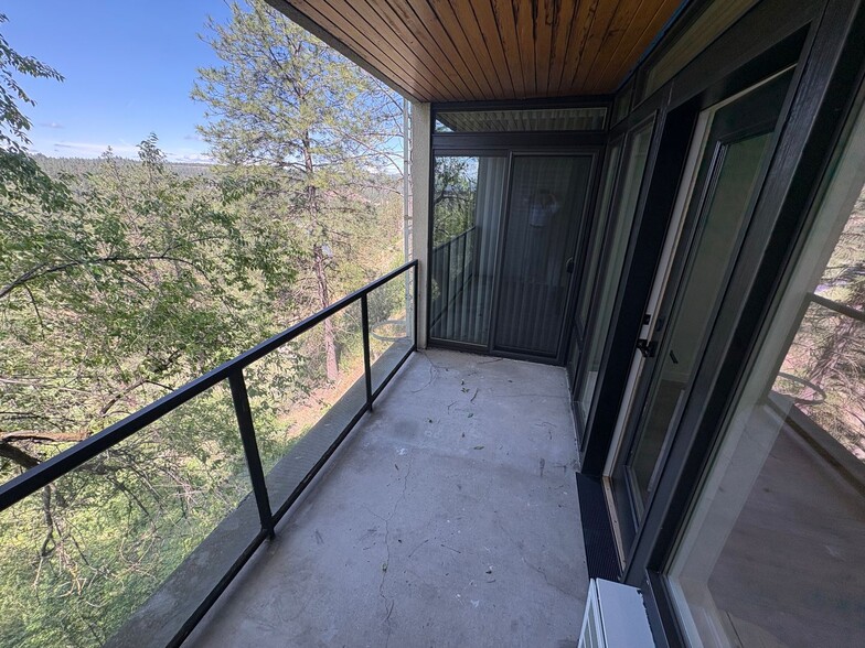 Interior Photo - 358 S Coeur D'alene St