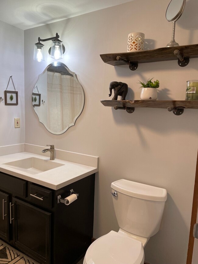 Building Photo - 940 Monroe Ave NW