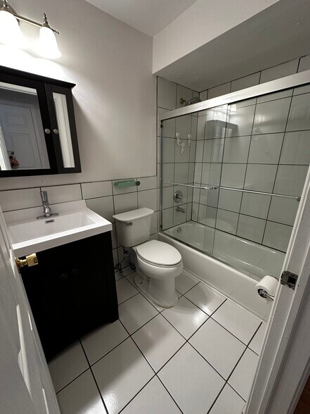 Secondary Bath - 1527 W Sherwin Ave