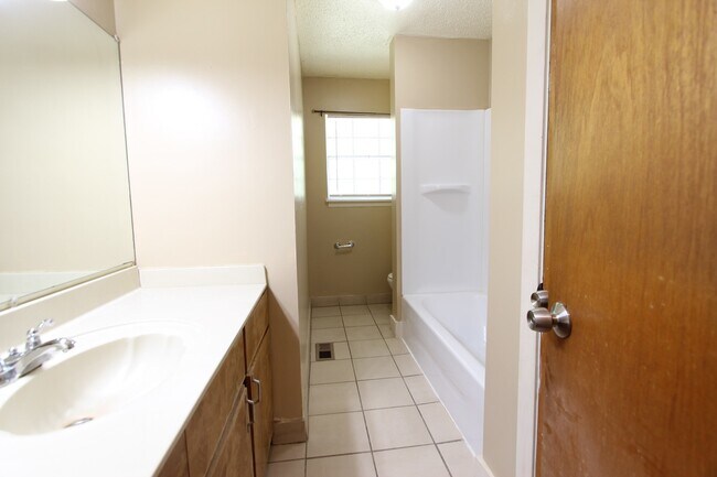 Building Photo - 3 Bedroom 1 Full Bath + Picture Perfect In & Out! You will LOVE IT!!