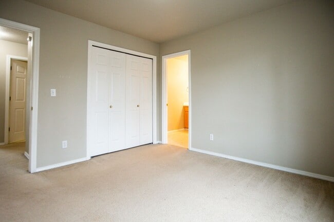 Building Photo - 3 Bedroom Town Home Close to Nike Available !