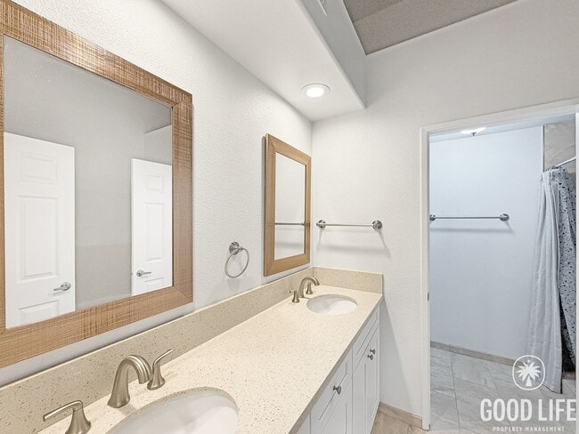 Building Photo - Comfortable 2BD/2BA Condo in La Jolla with Dual Garages, In-Unit Laundry & Pool Access