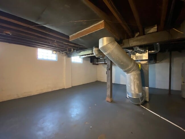 Building Photo - 2 Bed 1 Bath Apartment Available in Spring...