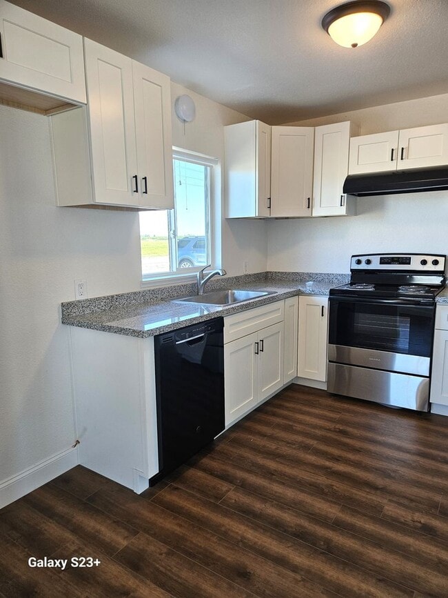 Building Photo - Newly Renovated Country Home