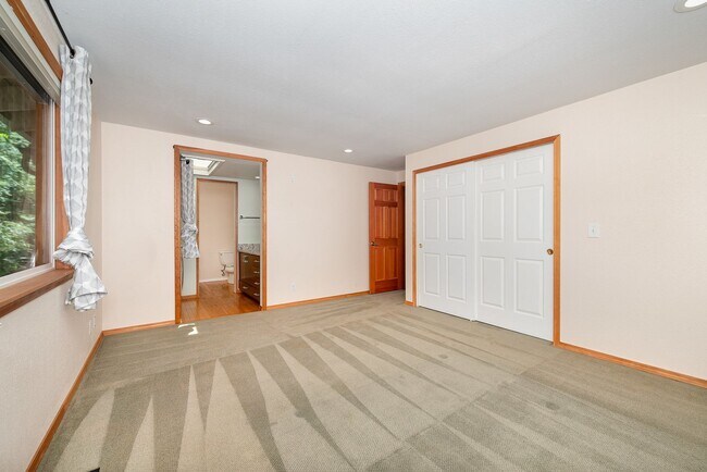 Building Photo - 5 Bed 3 Bath home In Bellevue Available Now
