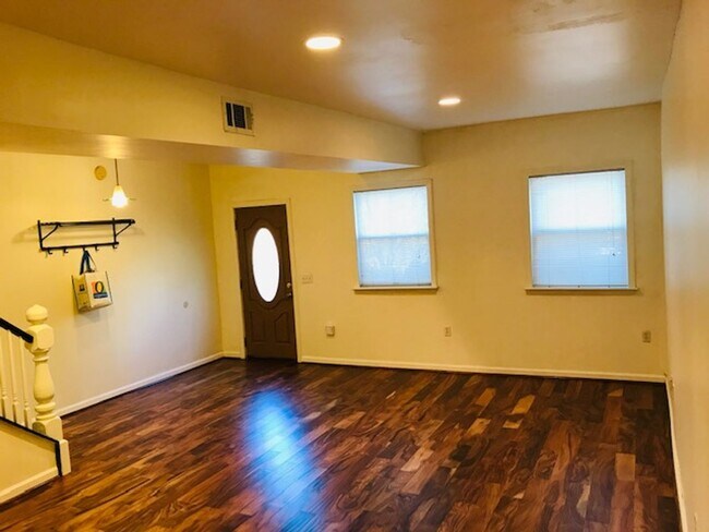 Building Photo - 2 Bed 2.5 Bath row house located just a short distance from RFK stadium in NE Washington, DC.