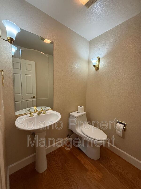 Building Photo - 685 Hillcrest Cir