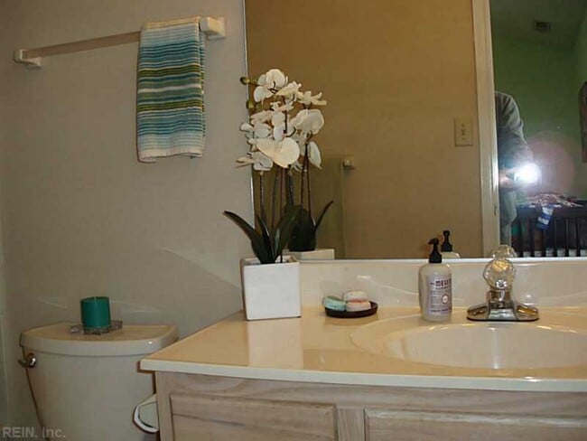 Building Photo - CHESAPEAKE UPDATED END-UNIT TOWNHOME