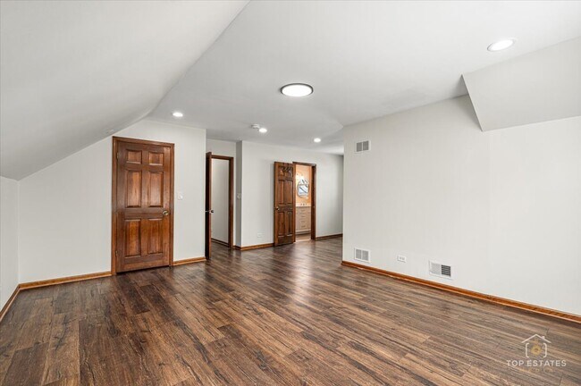 Building Photo - 931 Canterbury Dr