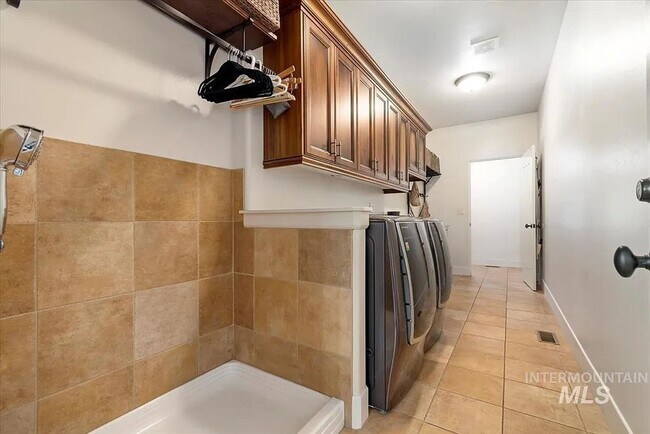 Building Photo - Stunning 4 Bedroom Home in The Shores | Luxury Meets Every Day Comfort