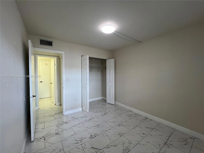 Building Photo - 480 W Park Dr