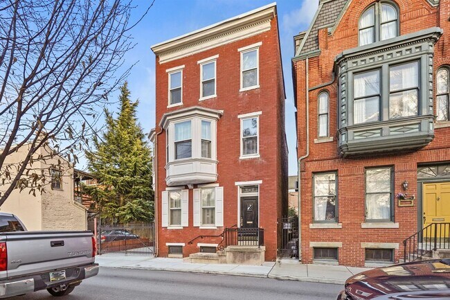 Building Photo - Spacious 5 Bedroom, 1.5 Bath Home in York,...