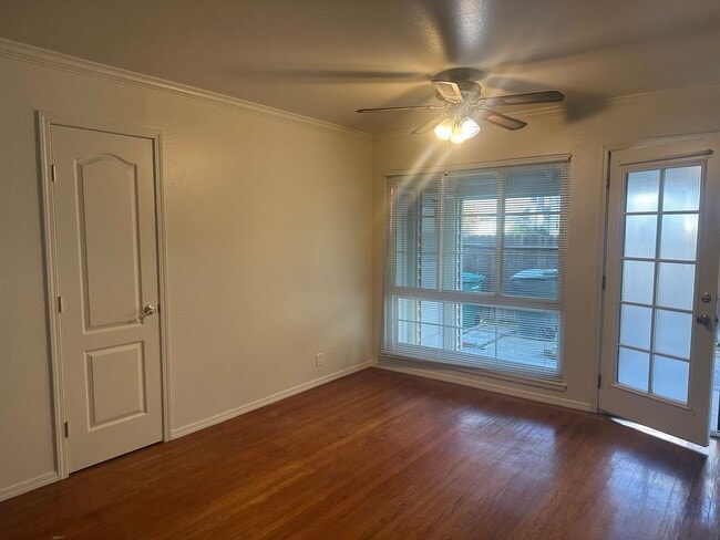 Building Photo - 3 Bedroom 2 Bathroom Home with Yard