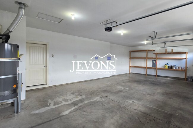 Building Photo - A charming and well-located single-family home in Yakima!