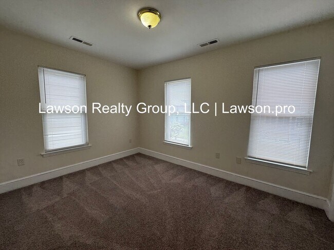 Building Photo - Newly Updated House with Fenced Yard