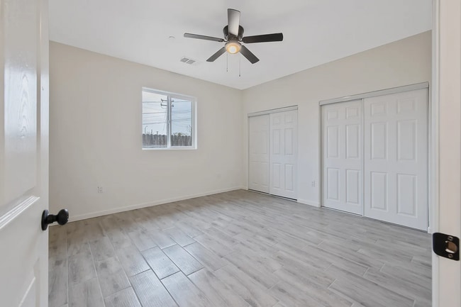 Building Photo - 601 E 10th St