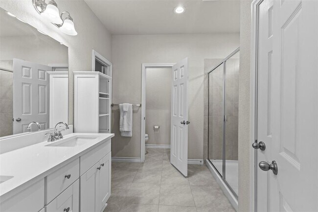 Building Photo - 11804 Saddle Rock Dr