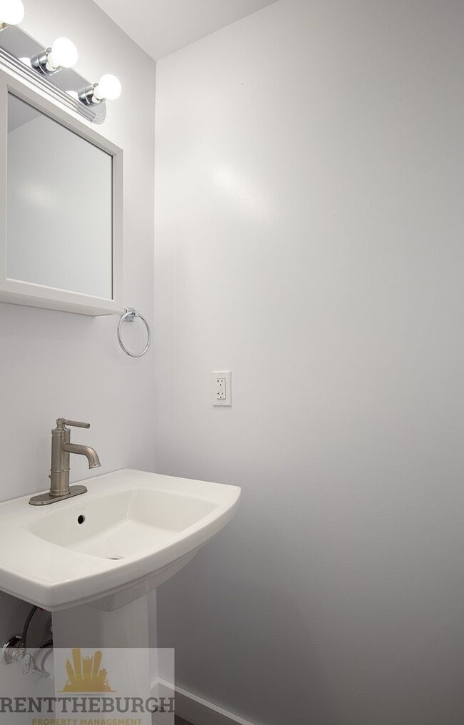 Building Photo - 3 Bedroom 1.5 bath House Now Available!