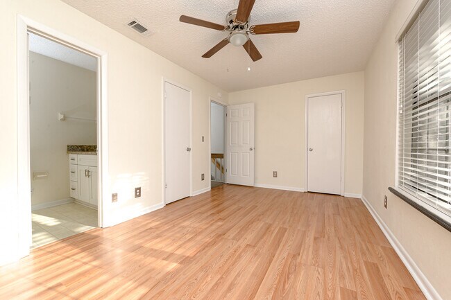 Building Photo - 5 Oakwood Park
