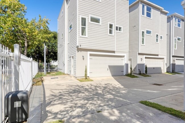 Building Photo - 6725 St Augustine St