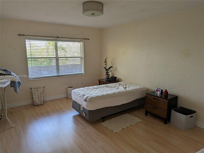 Building Photo - 1205 Mariposa Ave