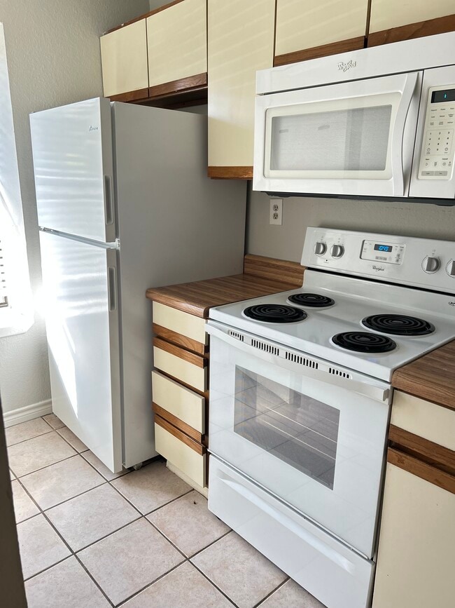 Building Photo - 644 W Collins St