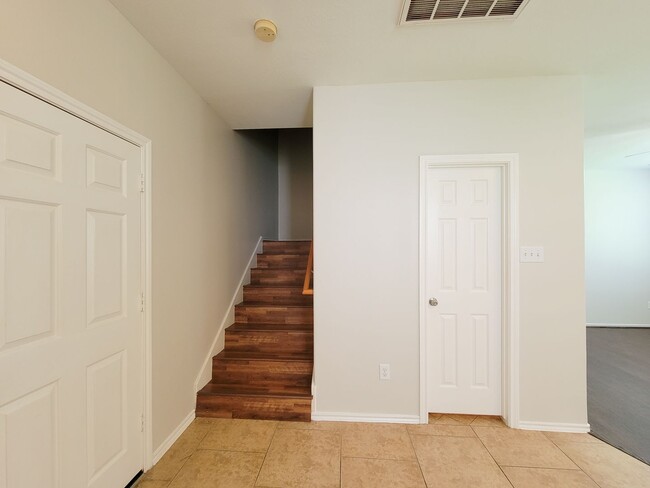 Building Photo - BEAUTIFUL 3 BEDROOM 2 BATH TOWNHOME THAAT ...