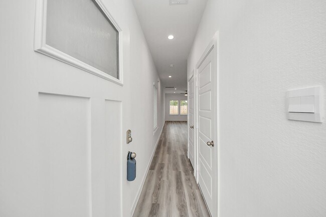 Building Photo - 10327 Sylvan Wds Trl