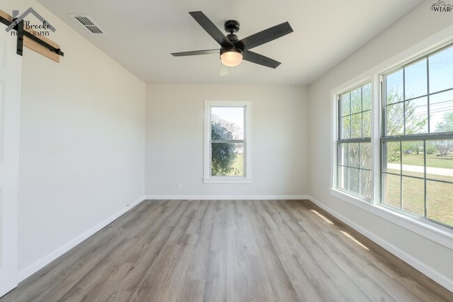 Building Photo - 415 N Oak St