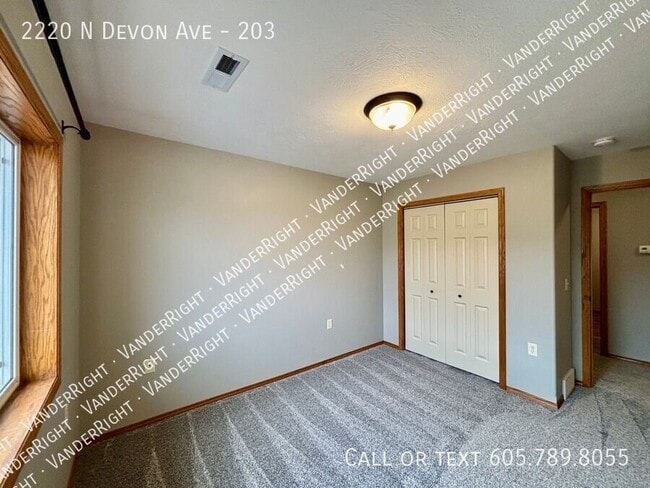 Building Photo - 2220 Devon Ave