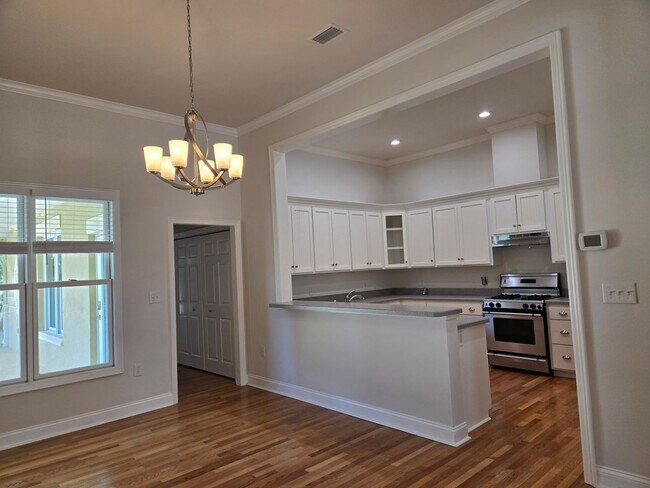 Building Photo - 3-bedroom, 2-bathroom cottage-style villa in Savanna Pointe