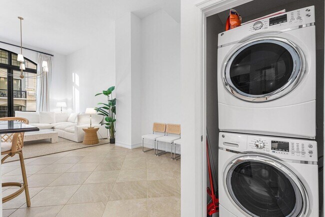 Building Photo - 701 S Olive Ave