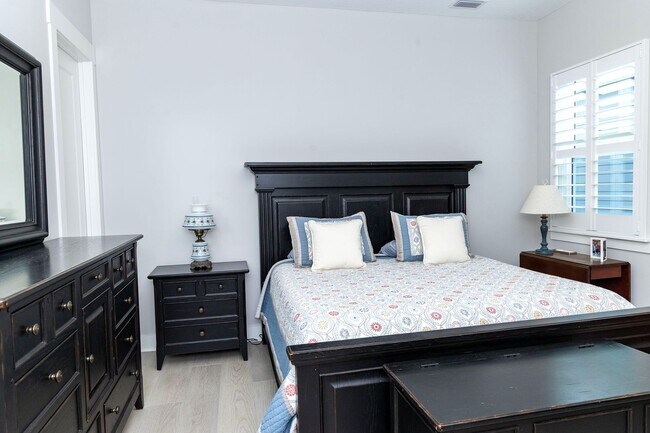 Building Photo - River Town Home