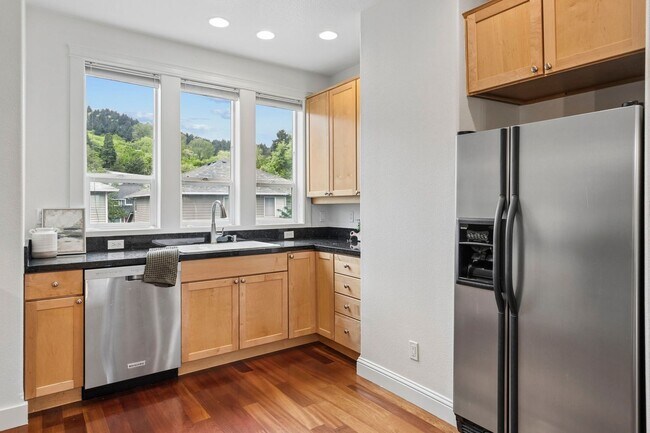 Building Photo - Spectacular SW Portland 2 bedroom Townhouse
