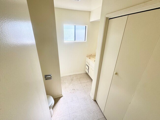 Building Photo - Spacious 2 bedroom, 2 bathroom