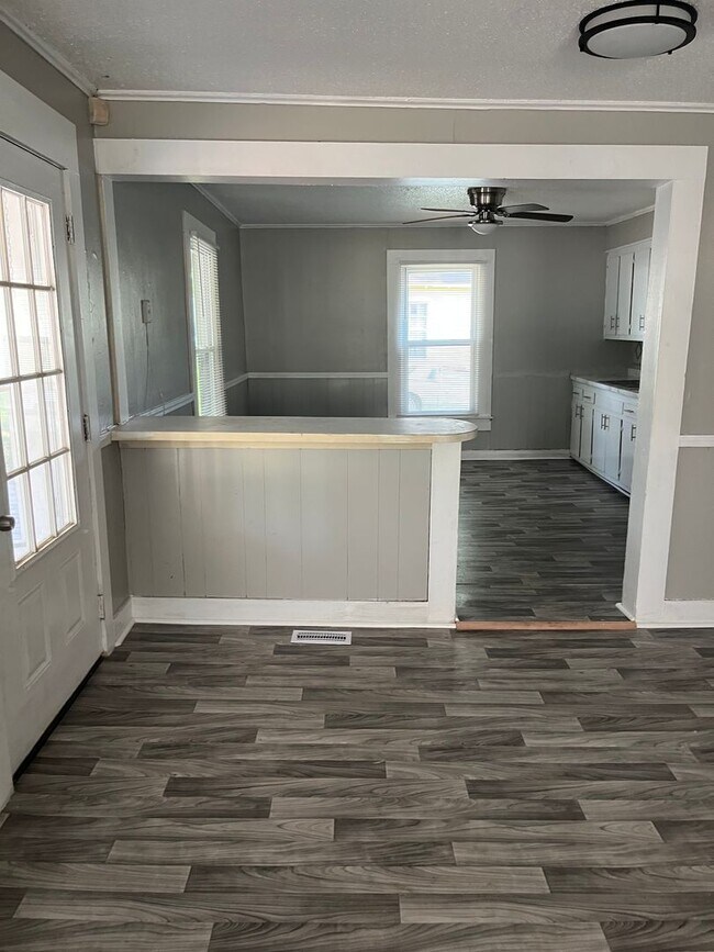 Building Photo - SPACIOUS 3/2 HOUSE!