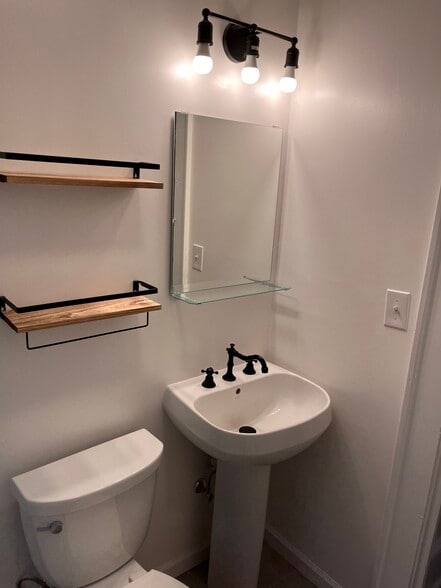 Bathroom - 1095 W Main St