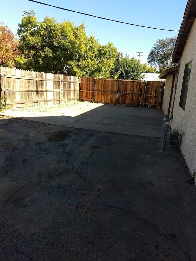 Building Photo - Remodeled 3 Bedroom 2 Bathroom Carmichael ...