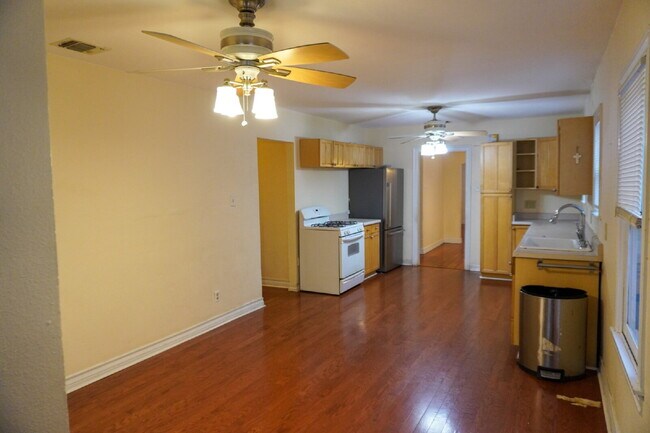 Building Photo - 3br / 2ba house in Woodlawn terrace, close...