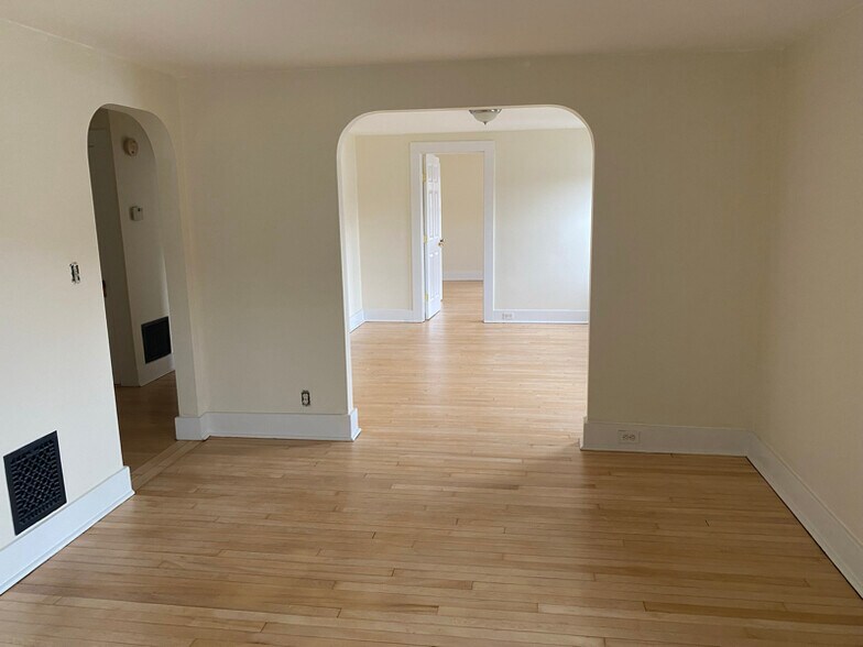 Building Photo - 404 Church St