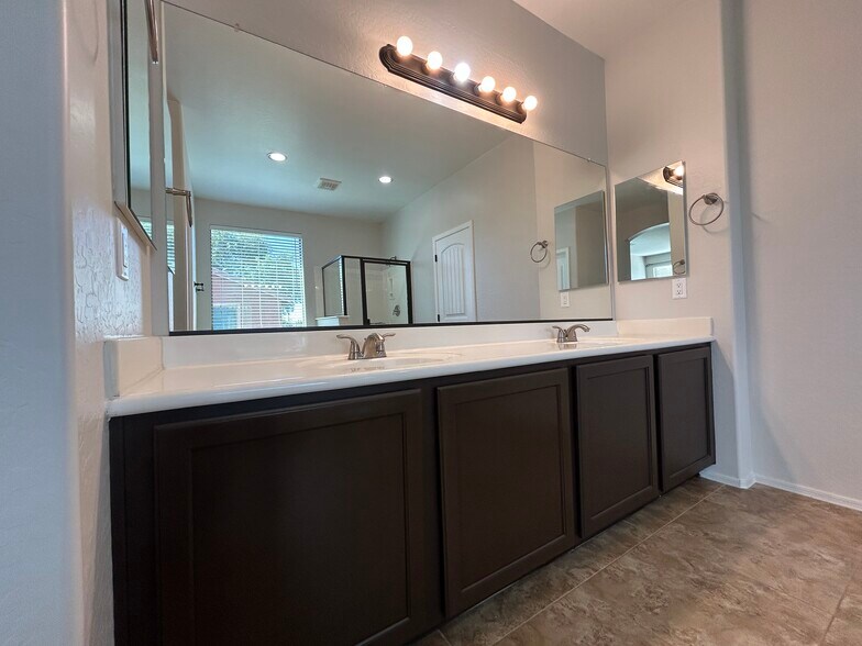 Building Photo - 4123 E Cherry Hills Dr